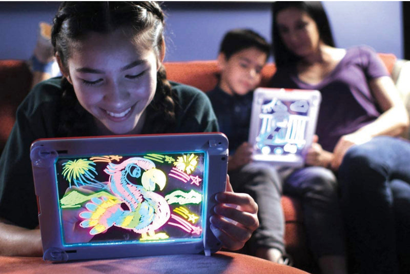 Magic Pad, La tavoletta con pennarelli al neon e 8 effetti di luce brillante per dare vita ai tuoi disegni.